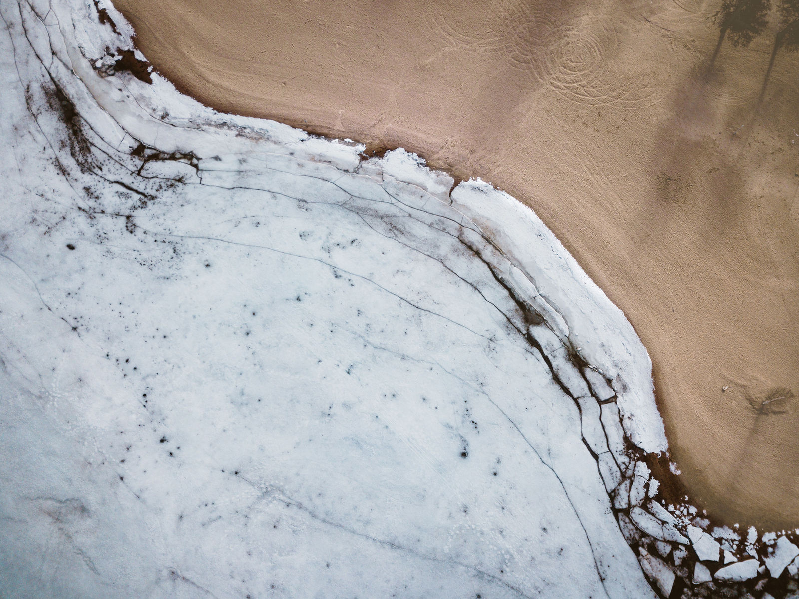 Abstrakte helle Struktur in sandfarbenen Tönen