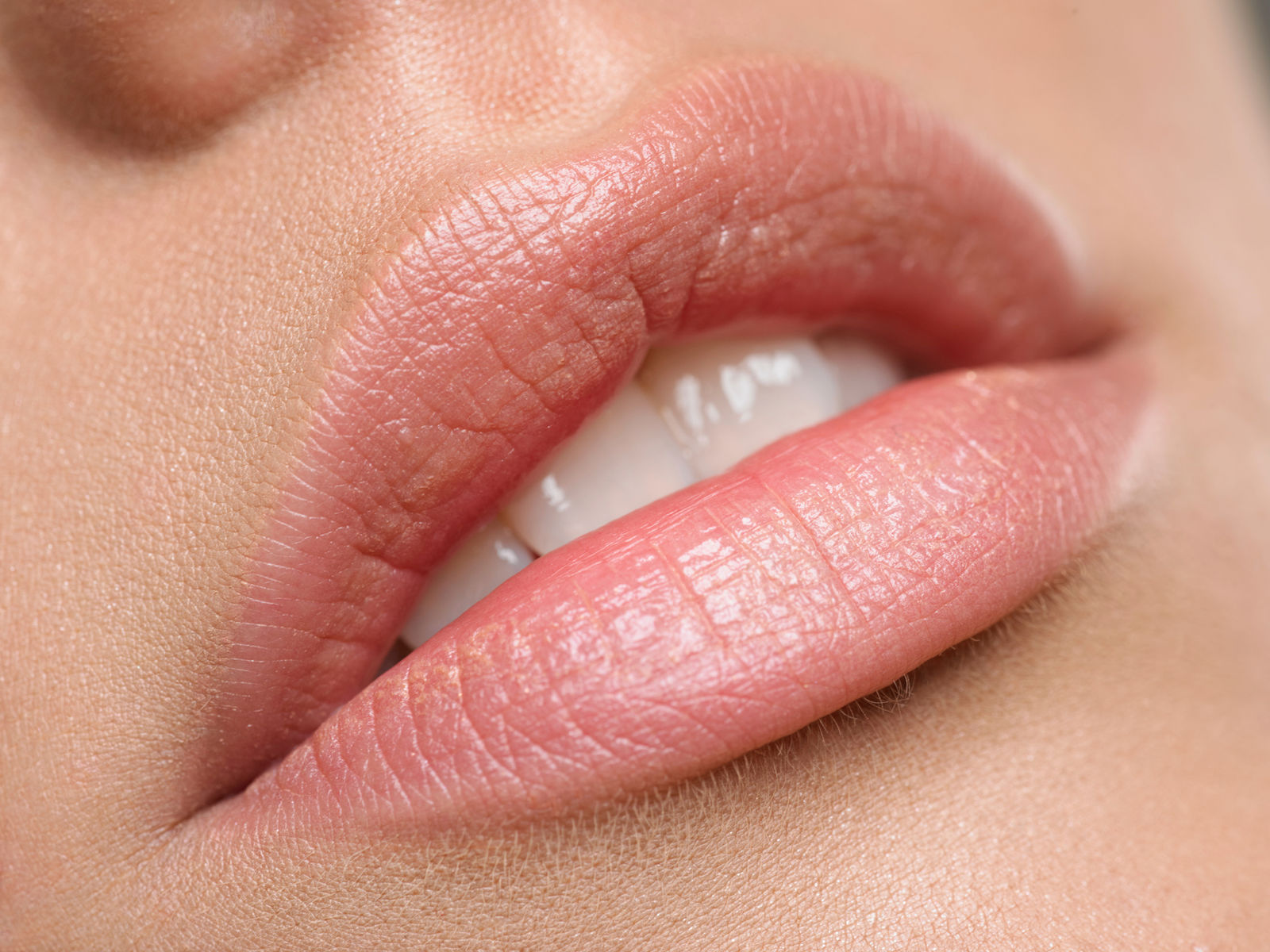 Permanent Make-up für Lippen mit sanfter Farbe und Kontur